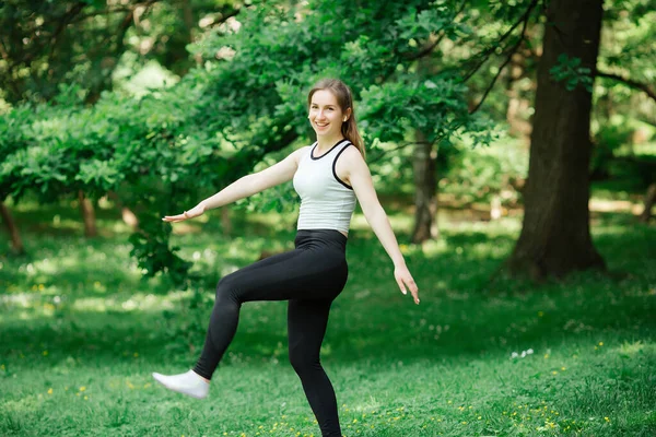 Sportler beim Aufwärmen im Freien. Sportkonzept. Frauen — Stockfoto