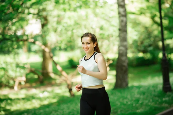 Een jonge vrouw is bezig met sport, een gezonde levensstijl, — Stockfoto