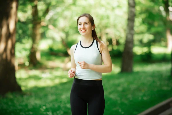 Het meisje is bezig met sport, een gezonde levensstijl — Stockfoto