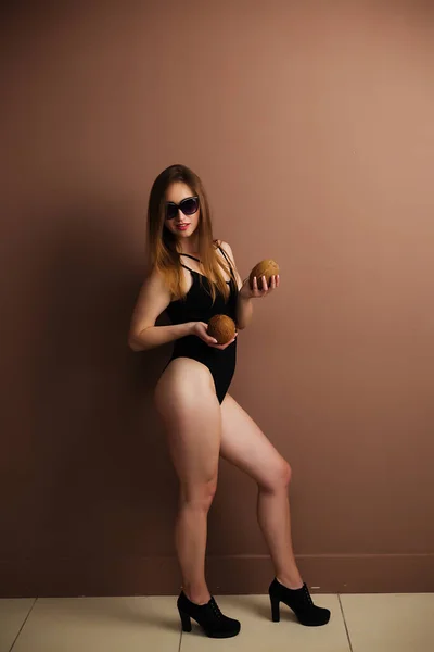 Mosolygós barna lány portré fürdőruhában nyári fürdőruhában és napszemüvegben — Stock Fotó