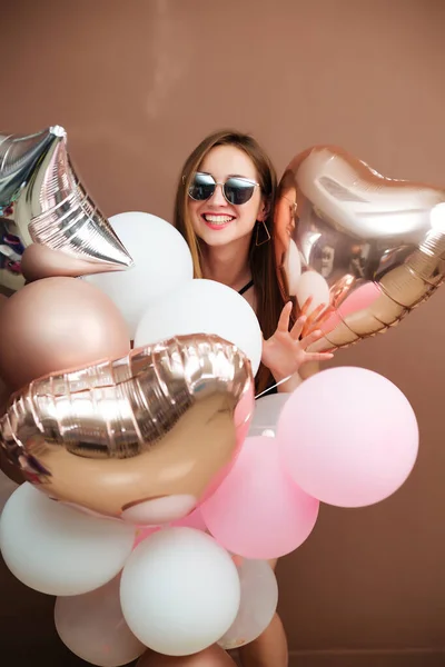 Portret van lachend brunette meisje in badpak in de zomer badmode en zonnebril — Stockfoto