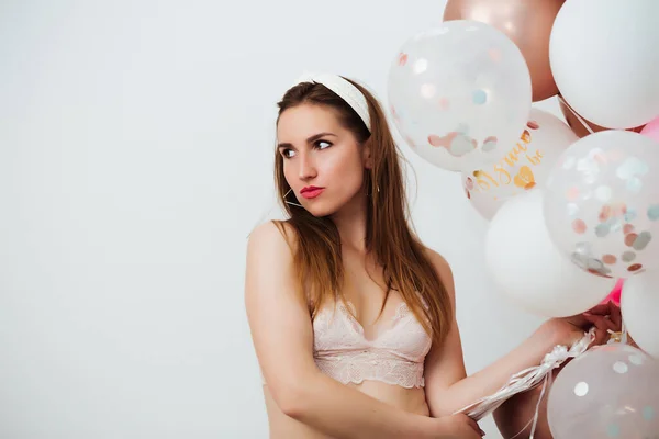 Ritratto di bella donna che copre il corpo con palloncini e pacchetti colorati — Foto Stock