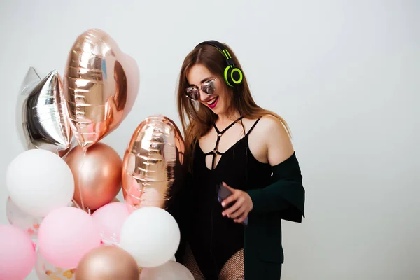 Menina com balões vermelhos ri, isolado no fundo . — Fotografia de Stock