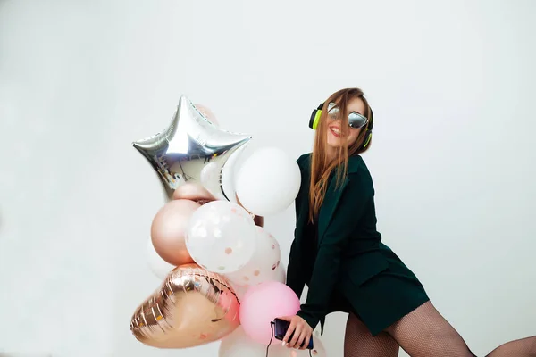 Gelukkige vrouw, ballonnen en op een witte muur achtergrond — Stockfoto