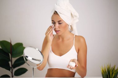 Güzel spa kızı. Yüzüne dokunmak. güzellik ve sağlık