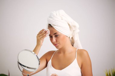 Güzel spa kızı. Yüzüne dokunmak. güzellik ve sağlık