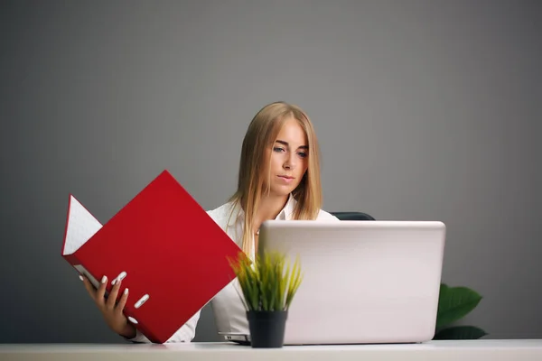 Uma mulher focada a trabalhar no computador. Antecedentes para startup de escritório — Fotografia de Stock