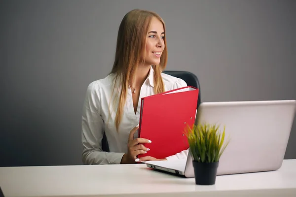 Moderne forretningskvinne på kontoret blond – stockfoto
