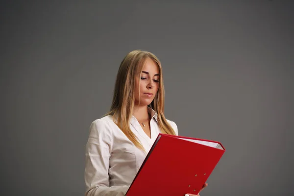 Zittend aan zijn bureau in het kantoor. Gelukkige zakenvrouw zittend op kantoor — Stockfoto