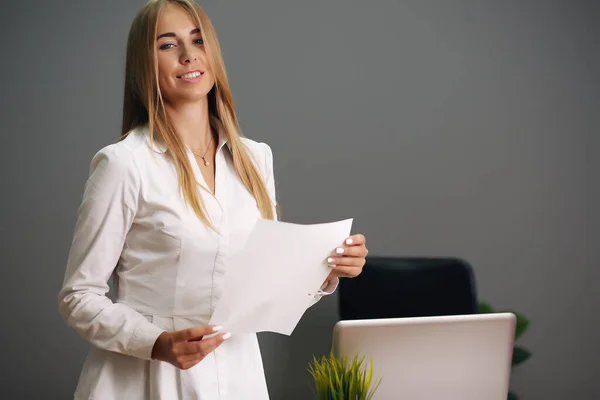 Zittend aan zijn bureau in het kantoor. Gelukkige zakenvrouw zittend op kantoor — Stockfoto