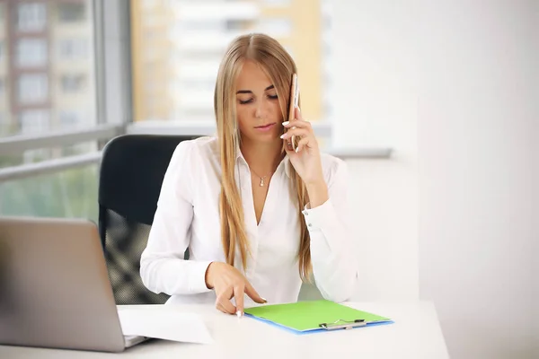 Blondynka rozmawiająca przez telefon, bizneswoman w biurze — Zdjęcie stockowe
