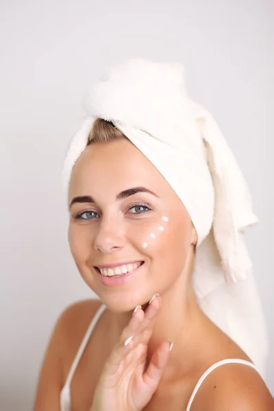 Portrait of a beautiful woman applying face cream for skin care — Stock Photo, Image