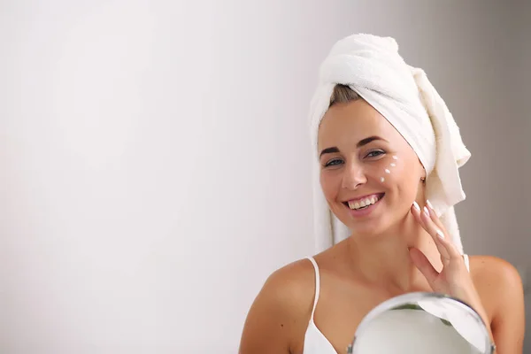 Indah spa gadis terisolasi pada latar belakang putih. Wanita bahagia setelah mandi dengan kulit bersih yang sempurna — Stok Foto