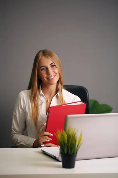 Uma mulher focada a trabalhar no computador. Antecedentes para startup de escritório — Fotografia de Stock