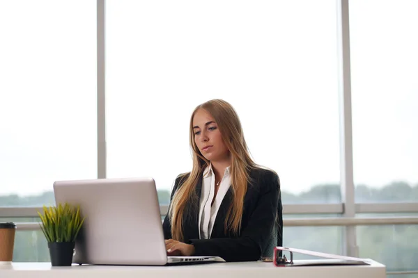 Mulher de negócios moderna no escritório loira — Fotografia de Stock