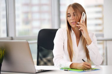 Ofis müdürü, beyaz gömlekli sarışın.