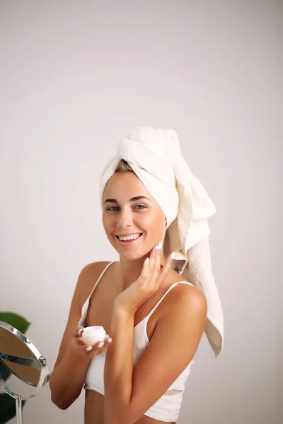Fille mignonne, serviette sur la tête, concept de beauté, soins de la peau, spa, traitement — Photo