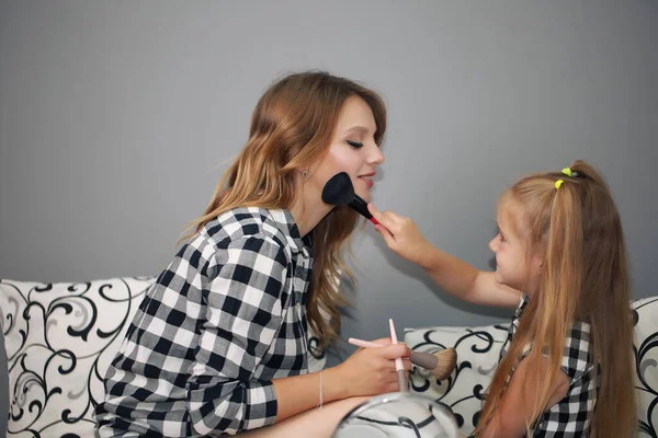 Madre e hija disfrutando en la cama, feliz sonriente — Foto de Stock