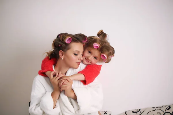 Estilo de vida retrato de mãe e filha em casa feliz — Fotografia de Stock