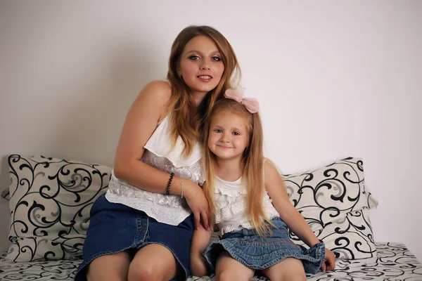 Mère et fille, famille, mère aimante embrassant à la maison — Photo