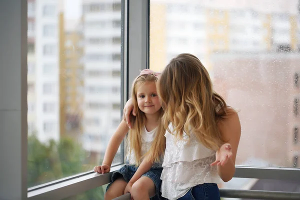 Emociones. Feliz familia amorosa. Madre e hija pasan tiempo juntas en casa. — Foto de Stock