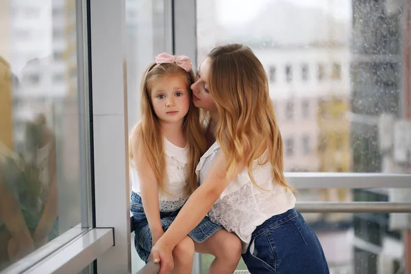 Feliz família amorosa. Mãe e sua menina brincam, beijam e abraçam. — Fotografia de Stock