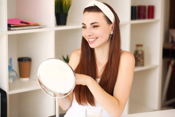 Gelukkig jong vrouw zetten gezicht crème te doen ochtend gezond huidverzorging — Stockfoto