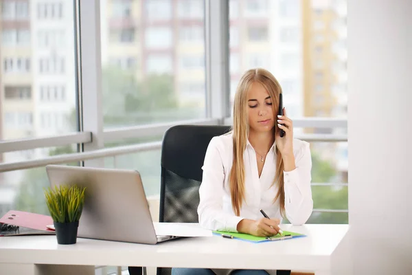 Wanita fokus yang bekerja di komputernya. Latar belakang untuk startup kantor — Stok Foto