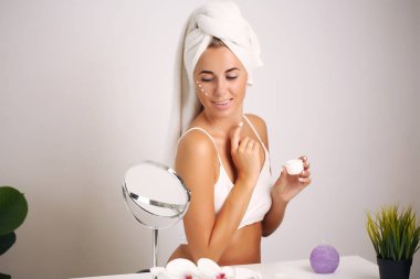 Cilt bakımı ve iyileşme. Temiz ciltli genç bir kız. Yüzüne doğal dokunuşlu sarışın. Spa