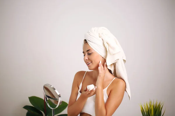 Keindahan dan spa. Pengobatan wajah. Kosmetologi gadis dengan kulit bersih segar menyentuh wajahnya sendiri — Stok Foto