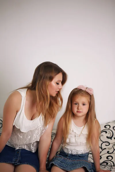 Glücklich liebende Familie. Mutter und ihr Mädchen spielen, küssen und umarmen. — Stockfoto