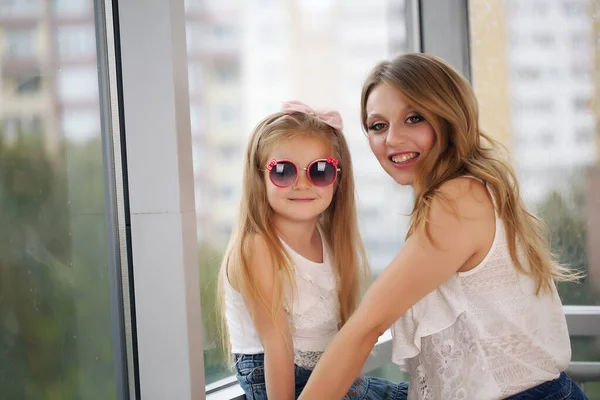 Feliz família amorosa. Mãe e sua menina brincam, beijam e abraçam. — Fotografia de Stock