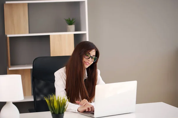 Adulto jovem mulher de negócios bonita que trabalha em co-working. Ela está muito ocupada. — Fotografia de Stock