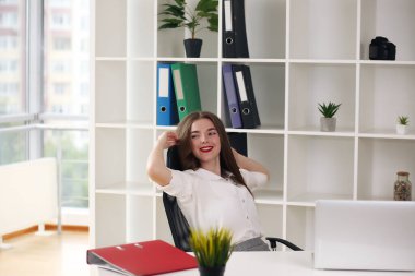 Güzel kız proje planı ve konsepti geliştirir. İş kadını.