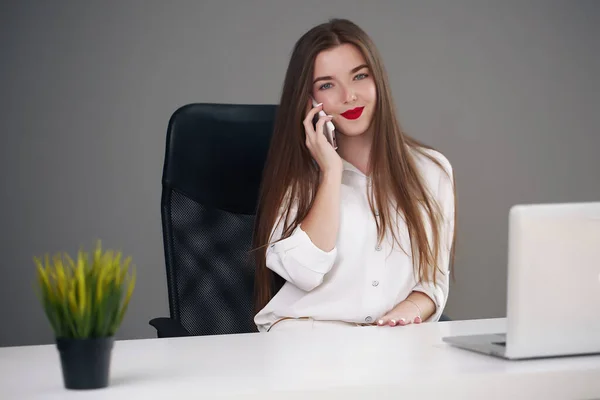 Бизнес-концепция - брюнетка-бизнесвумен разговаривает по телефону в офисе, — стоковое фото