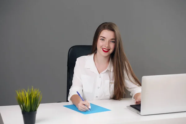 Concentrada inteligente jovem empresária usando seu computador no escritório. — Fotografia de Stock