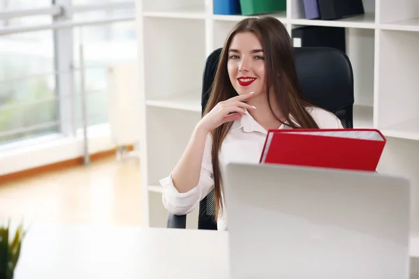 Jovem estudante do sexo feminino sentado no escritório resolver problemas — Fotografia de Stock