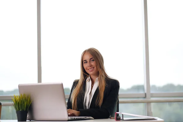 Modern business woman in the office blonde — Stock Photo, Image
