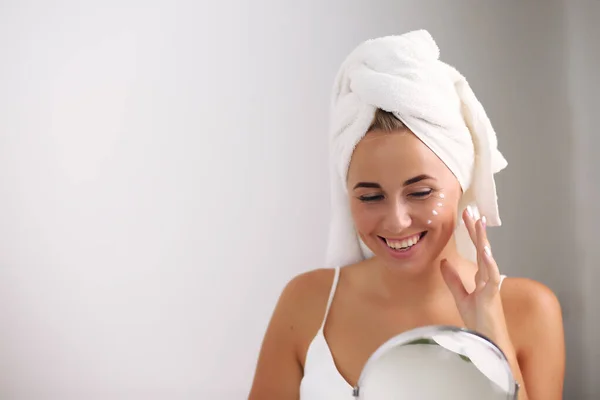 Keindahan dan spa. Pengobatan wajah. Kosmetologi gadis dengan kulit bersih segar menyentuh wajahnya sendiri — Stok Foto