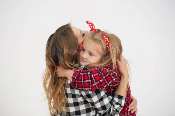 Mère et fille, famille, mère aimante embrassant à la maison — Photo