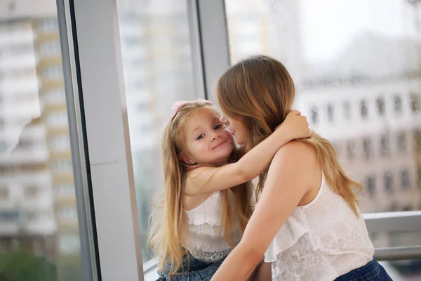 Feliz familia amorosa. Madre y su chica juegan, besan y abrazan. — Foto de Stock