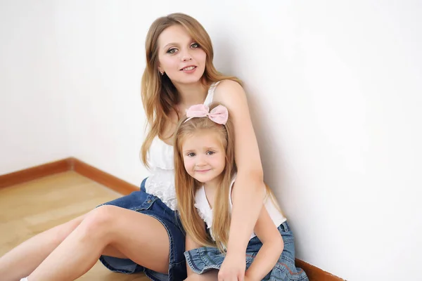 Feliz família amorosa. Mãe e sua menina brincam, beijam e abraçam. — Fotografia de Stock