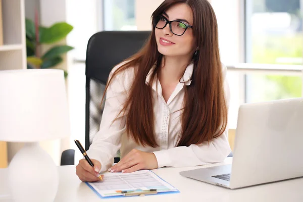 Amerikansk kvinna som jobbar på laptop. Affärskvinna upptagen med att arbeta på bärbar dator på kontoret. — Stockfoto