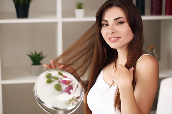 Zuhause sitzen, in den Spiegel schauen, lachen und Spaß haben. Morgenpflege. — Stockfoto