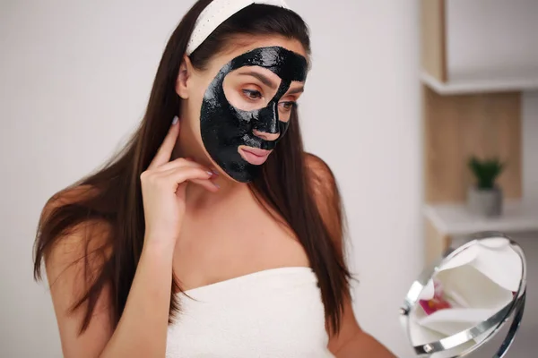 Gyönyörű cserzett nő, hogy fekete maszk az arcon, szépség koncepció — Stock Fotó