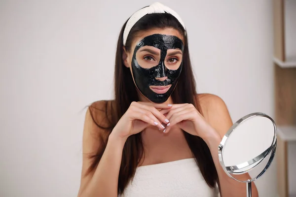 Potret kecantikan gadis-gadis menarik. perawatan kulit wajah, masker hitam. — Stok Foto