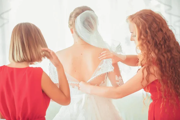 Chica en un vestido blanco en casa. Novia con maquillaje. Boda. Preparación de la novia para la próxima boda . — Foto de Stock
