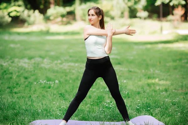 Eine junge Frau treibt Sport, einen gesunden Lebensstil, — Stockfoto