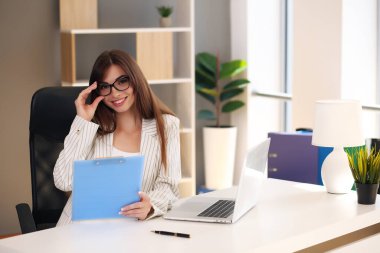 Masada çalışan takım elbiseli Avrupalı esmer, davaları çözüyor.