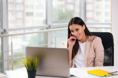 İş kadını. Güzel kadın model. Kendine güvenen profesyonel ofis çalışanı..
